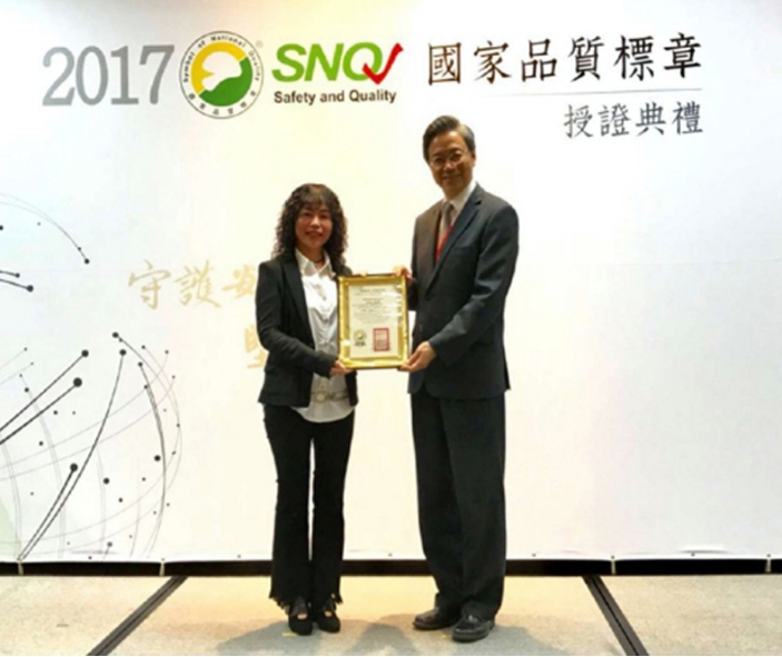 超微體生醫科技開發「百順蜂泉」，榮獲「2017 SNQ國家品質標章」的肯定，生策會會長張善政(右)頒發SNQ標章給超微體生醫科技，由超微體生醫科技總經理邱淳芬(左)代表授證。