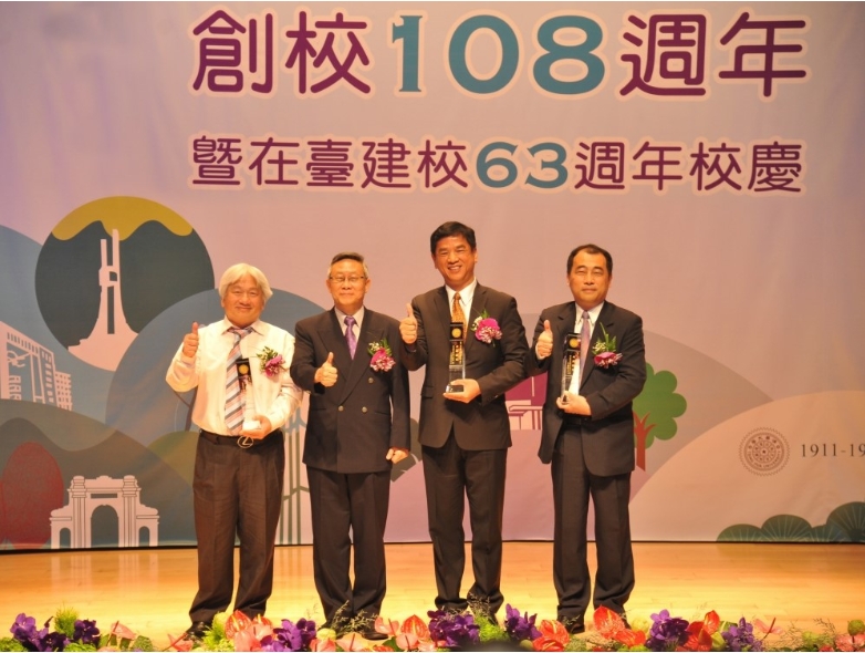 立清華大學今(4/28)日慶祝創校108年暨在台建校63周年校慶，校長賀陳弘在校慶大會中宣布，即將在清大校本部新建文學館，連接人社院與相思湖，成為一條文學家小徑；規畫中的君山音樂廳也已募得超過一億元捐款，「即將展現清華大學文藝復興的新起點！