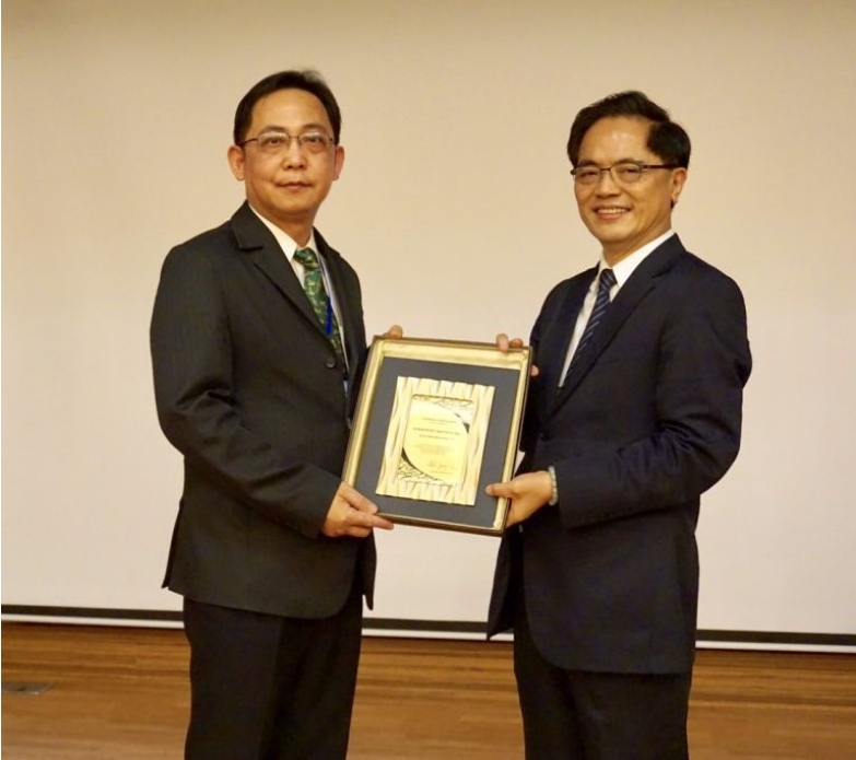 國內幹細胞生醫科技領導大廠國璽幹細胞集團 (證券代號：6704)，今日在「泛太平洋幹細胞及癌症研究研討會（PPSSC）」 獲得大會頒發貢獻獎，由國璽幹細胞集團董事長莊明熙(左)出席領獎。