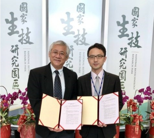 國璽集團 (6704) 5月31日與國家生技研究園區創服育成中心 (以下簡稱國家生技園區) 簽訂進駐契約，正式成立國家生技園區先進醫療產品實驗室，加速多發性硬化症細胞治療新藥研究與開發。